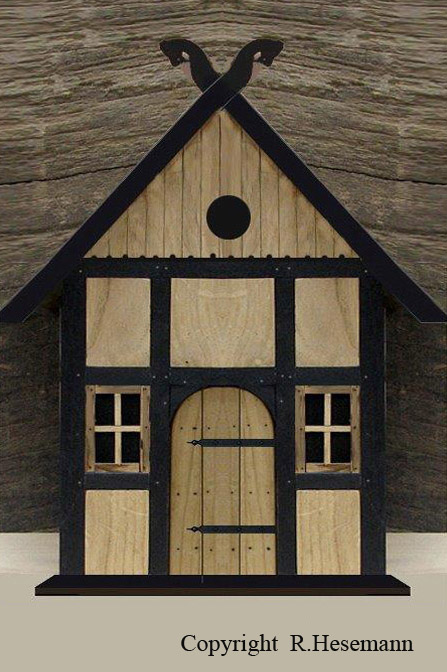 Fachwerk-Nistkasten in heller Ausführung mit Sprossenfenstern und heller Holztür mit Zierbeschlägen