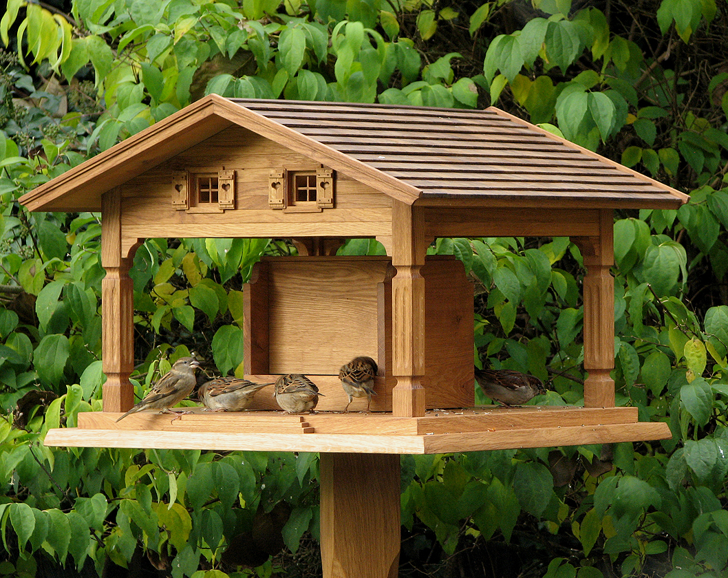 Klassisches Vogelhaus aus Eiche mit Sprossenfenstern und Herz-Fensterläden