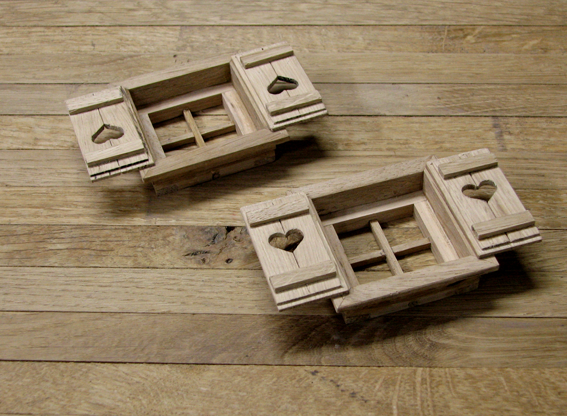 Vogelvilla im Chalet-Stil aus Massivholz mit Balkon und Schindeldach